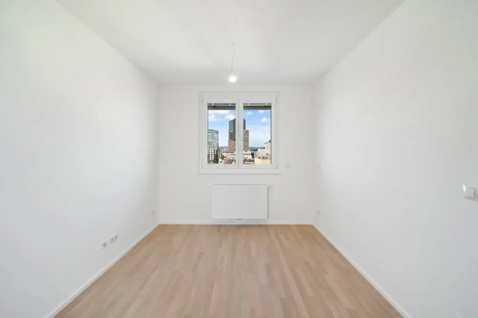 Generalsanierte Eigentumswohnung auf drei Ebenen mit zwei Terrassen - Gegenüber Sofiensäle