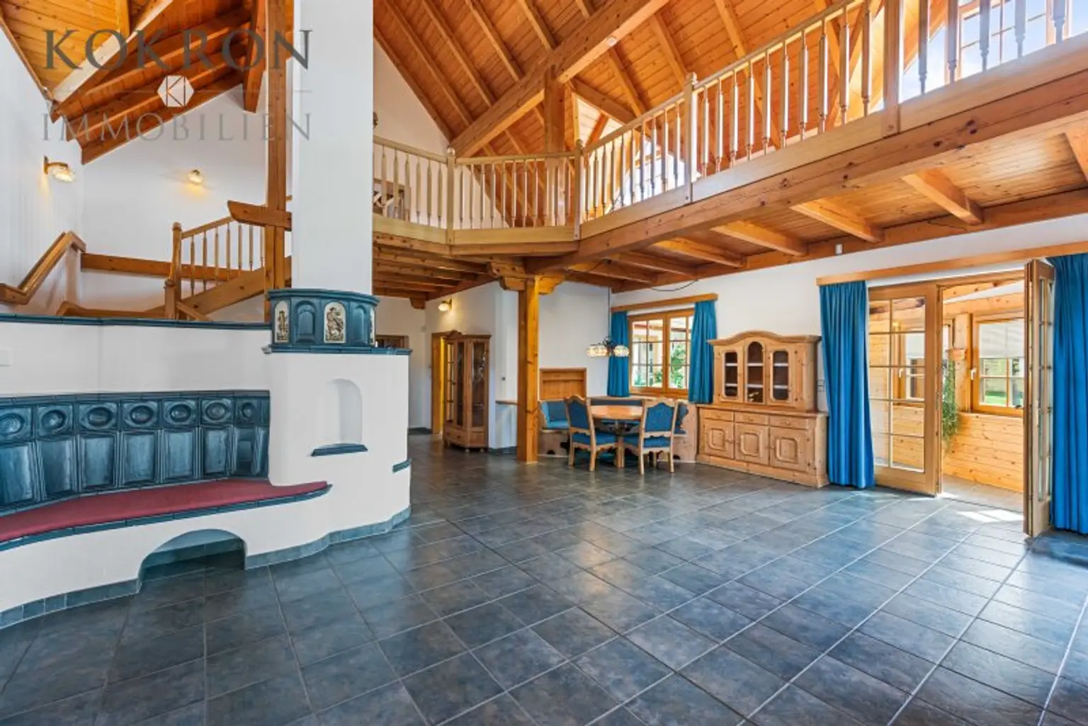 Der Wohnsalon mit Eichenstiege ins Dachgeschoss