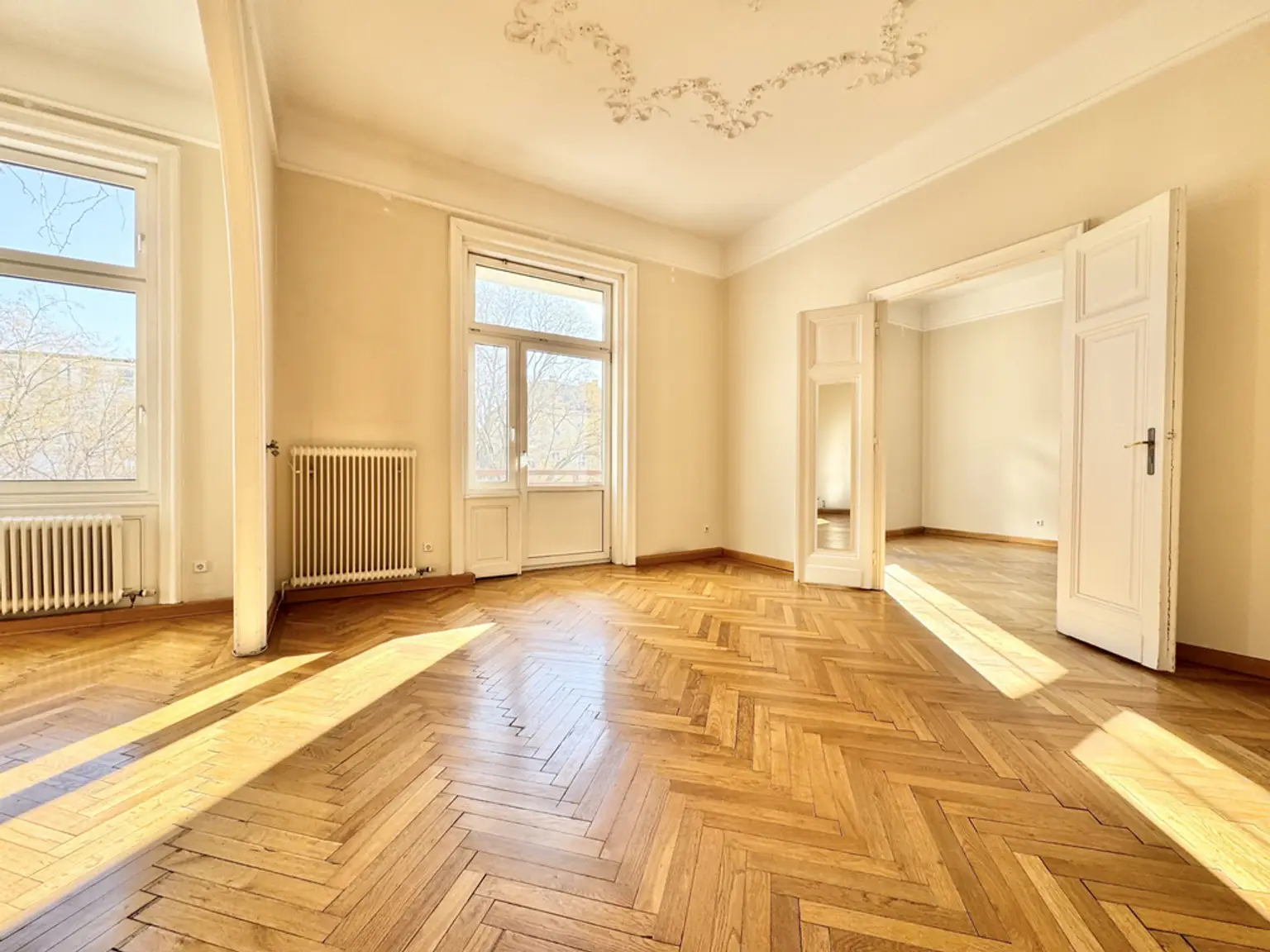 TOPLAGE NÄHE THERESIANUM | EXKLUSIVE, HELLE 5-ZIMMER | ALTBAU MIT GARTENSEITIGEM BALKON | U-BAHN-NÄHE