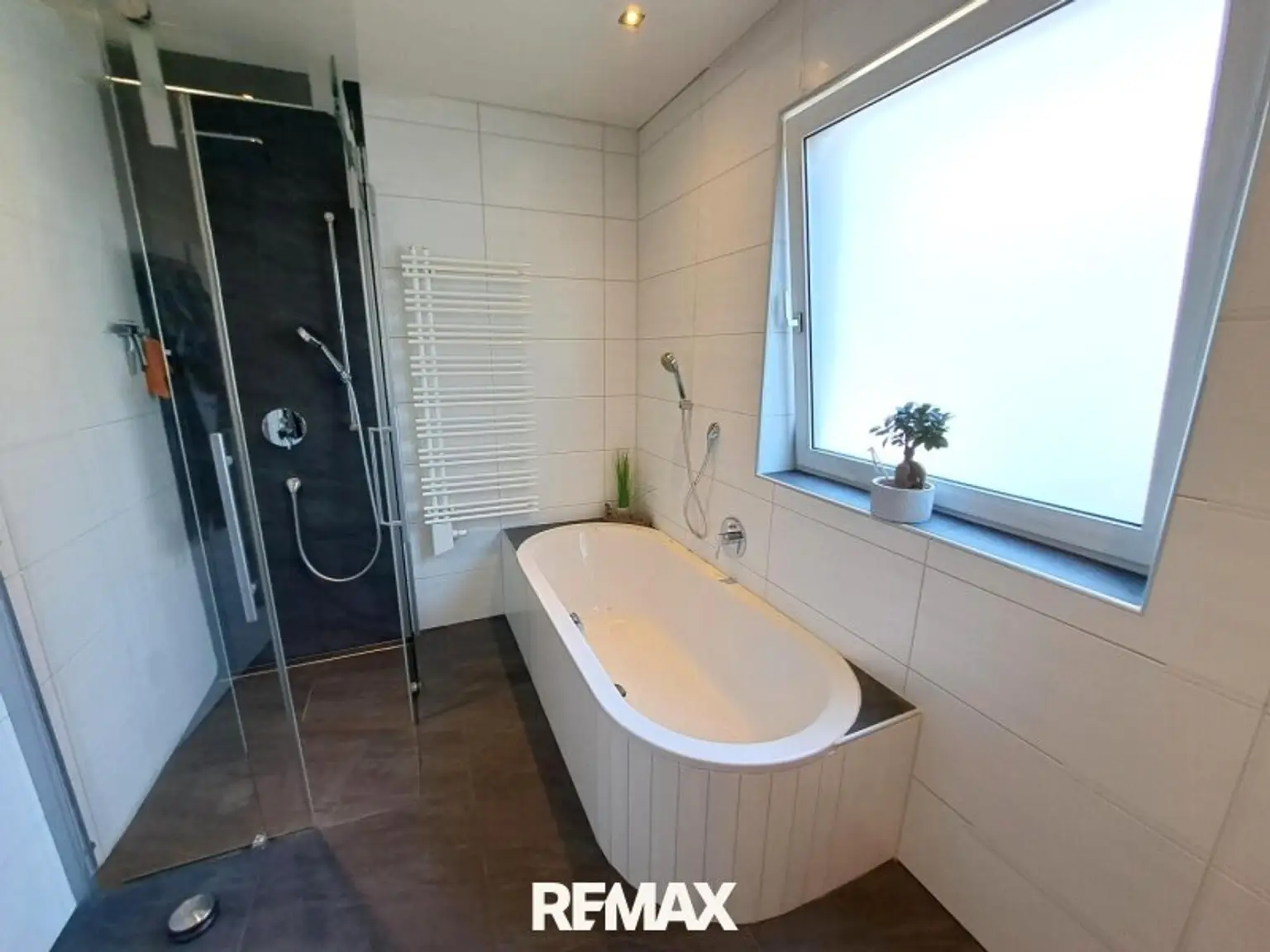 EG - großes Badezimmer mit Wanne und Dusche