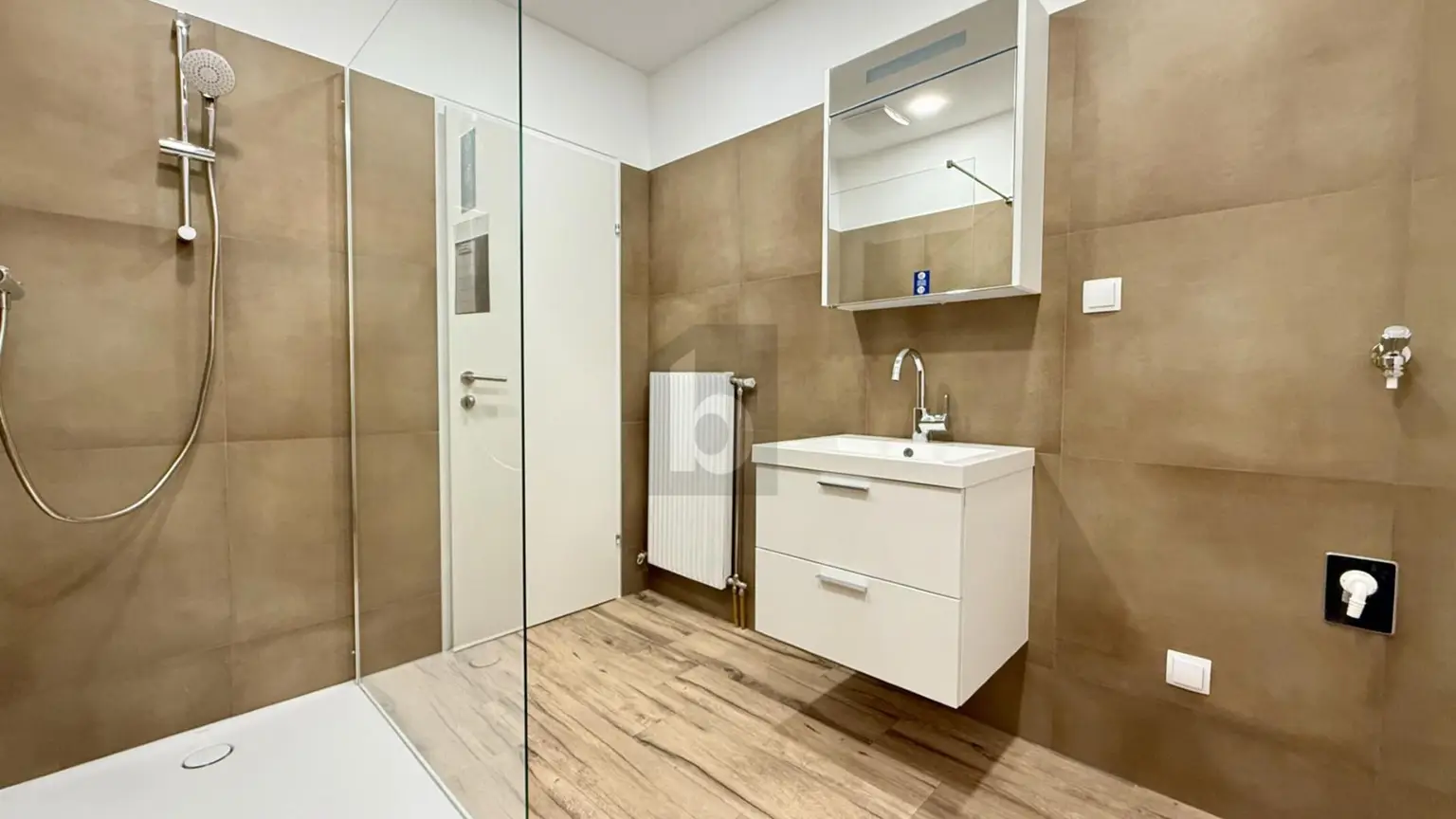 ERSTBEZUG NACH KOMPLETTSANIERUNG - MIT BALKON UND GARAGE