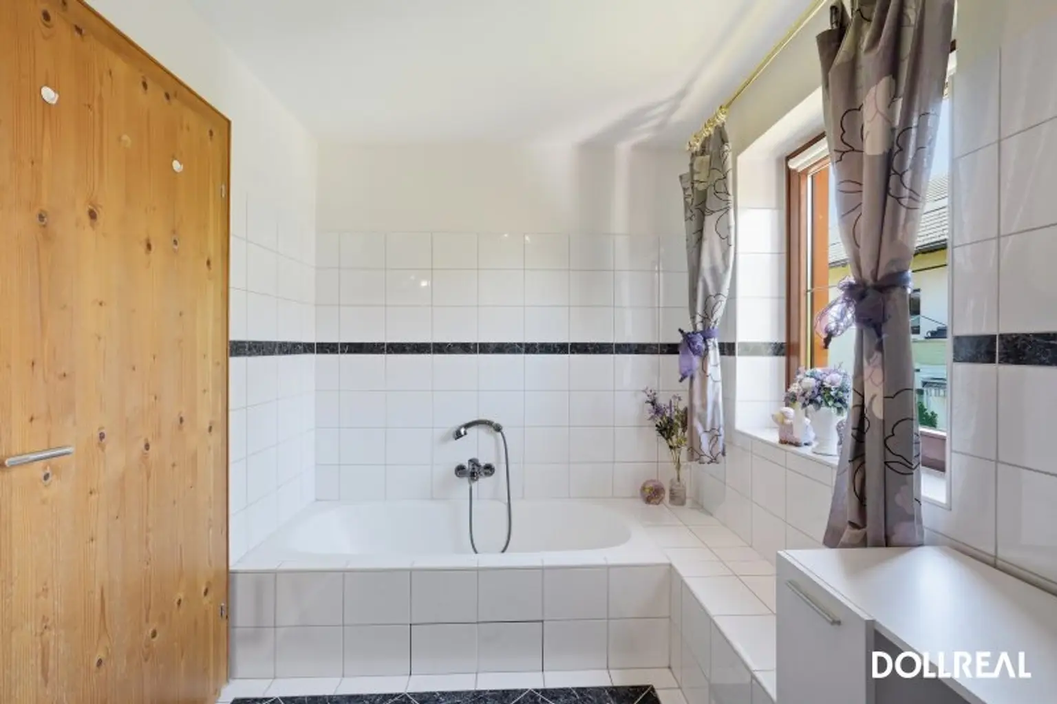 1.OG: Bad/WC mit Fenster, Dusche & Badewanne