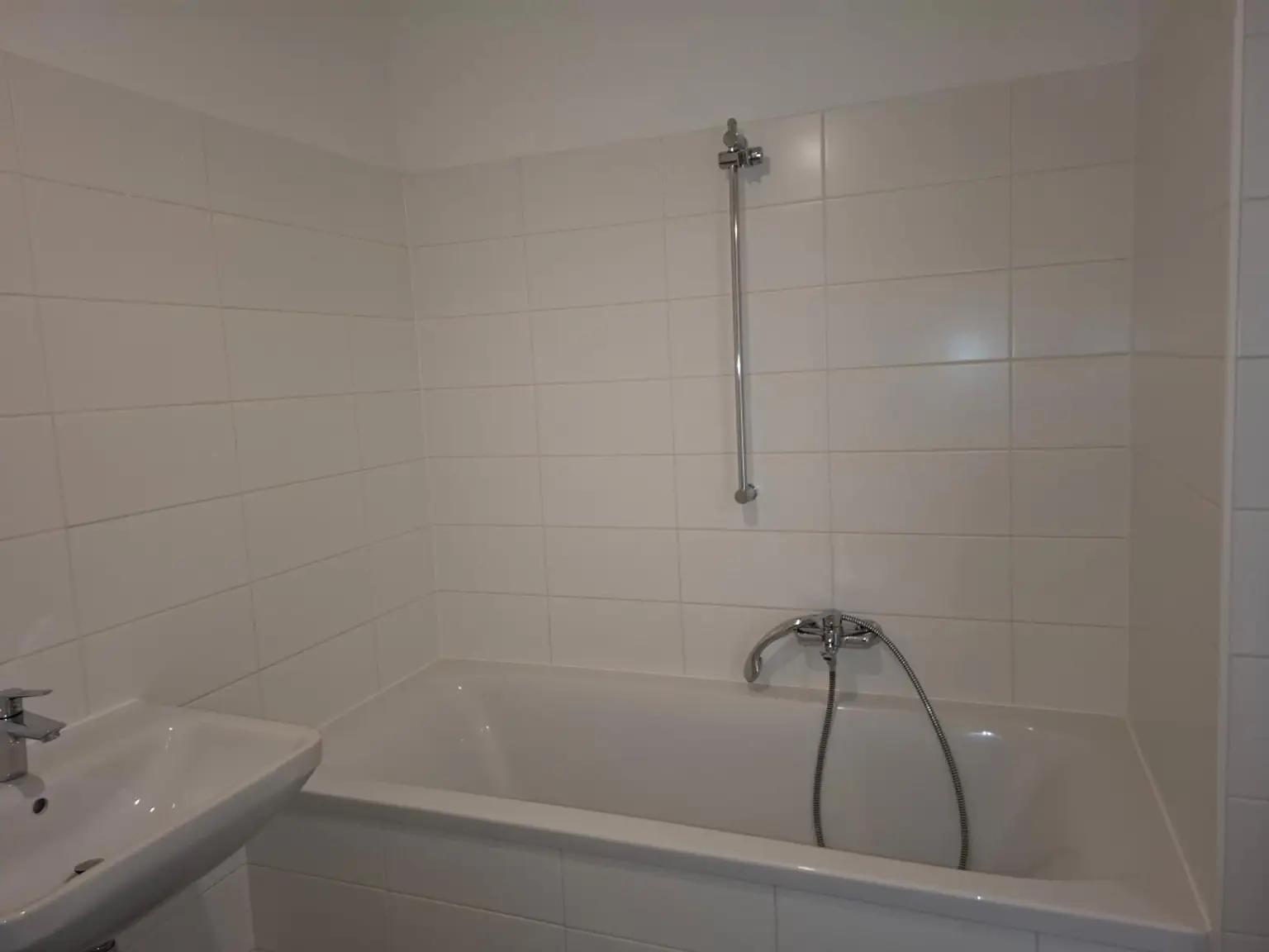 2-Zimmer-Wohnung mit Terrasse und Eigengarten und 2 Parkplätzen (1 x in Tiefgarage) zu vermieten