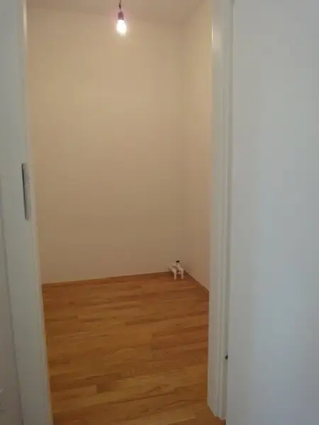 Baumeistergasse: Zwei Zimmer (zenral begehbar) mit Balkon!