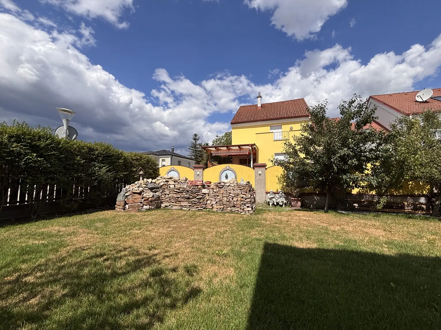 Einzigartige Liegenschaft mit Garage und Pool!