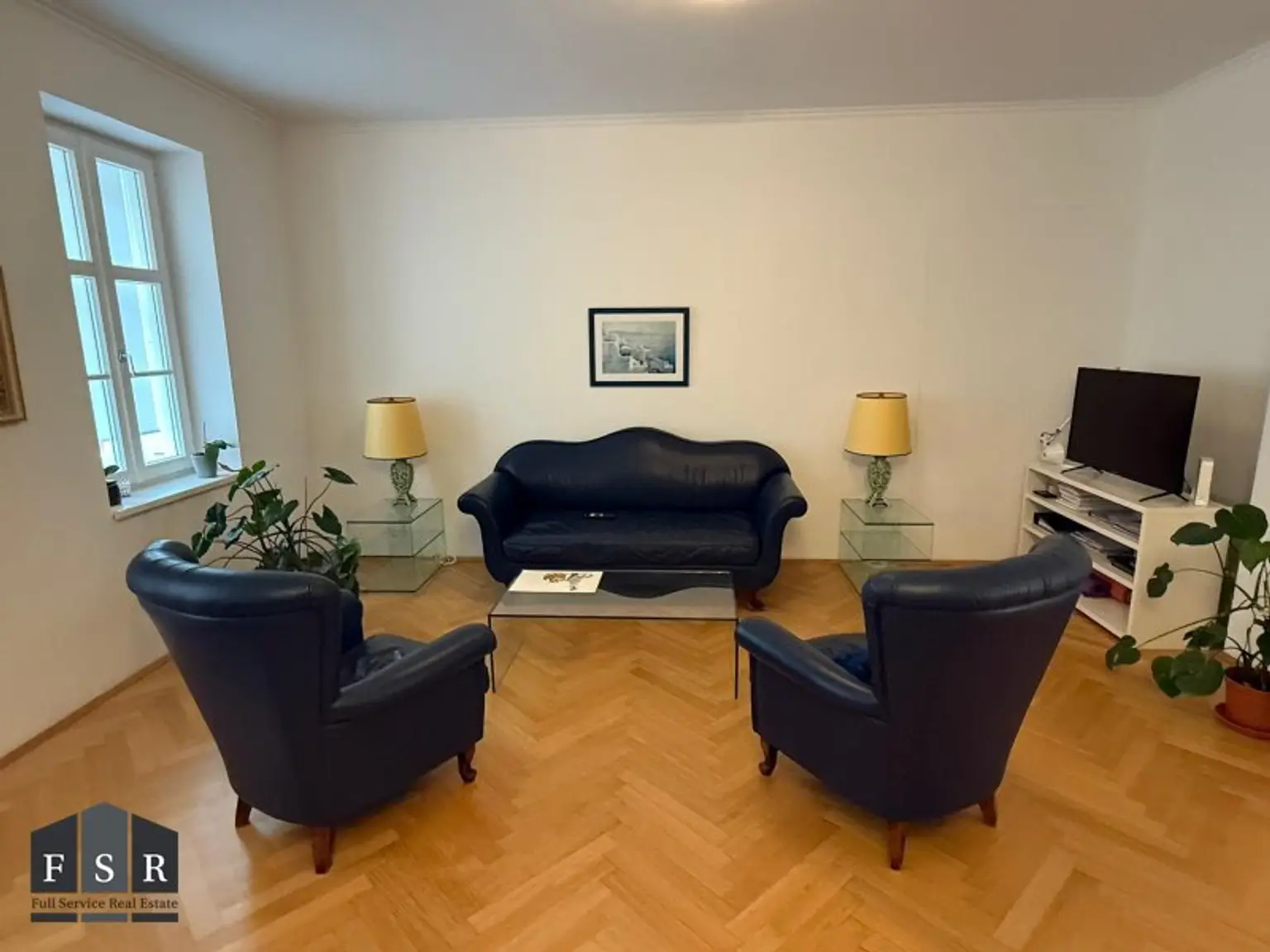 Alles da - Moderne und elegante Altbauwohnung mit Balkon in bester Lage + 1x Garagenplatz und Einbauküche im Preis inkludiert
