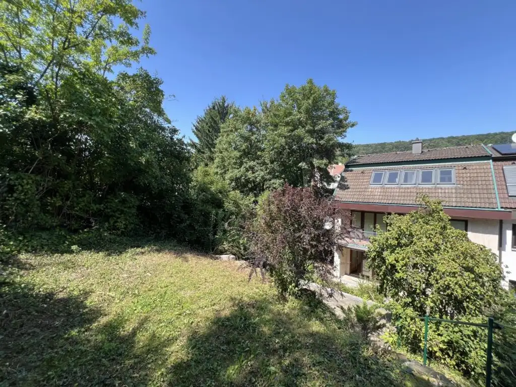Familiengeeignetes Eckreihenhaus bei der Amerikanischen Schule:  5 Zimmer, und ein Gäste-Studio mit Bad,  Garten, Balkon, Garage, viel Platz und Ruhe!