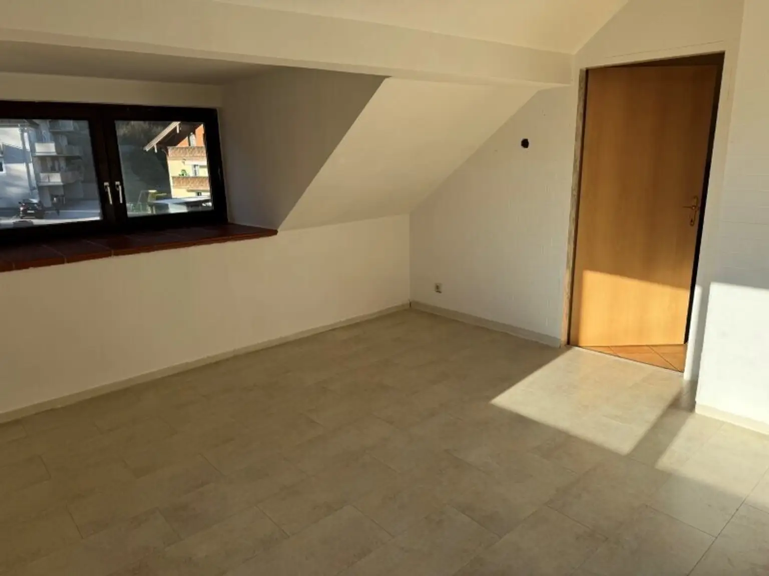 "GRÖDIG - Geräumiges 2,5 Zimmer Appartement im Dachgeschoss mit PKW-Stellplatz"
