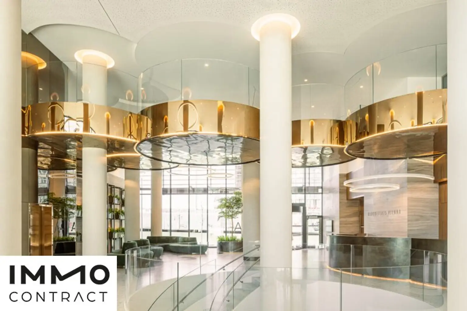 Zweigeschoßige Lobby