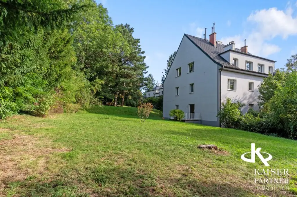 Neurenovierte 6-Zimmer-Wohnung mit  Terrasse in den Garten, Balkonen und Grünblick!