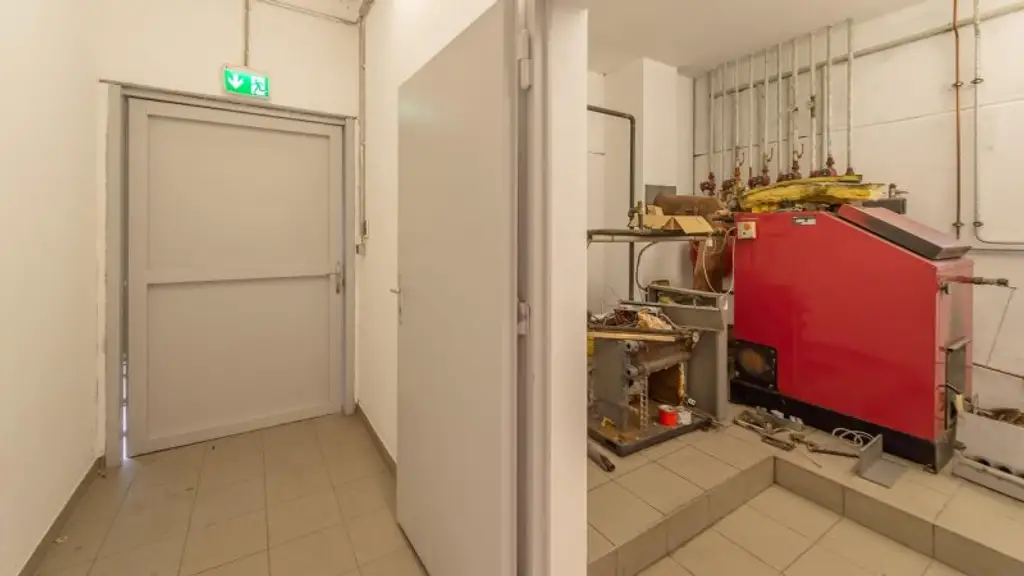 " Lagerhallen " Büroflächen " Freiflächen " UNBEFRISTET "