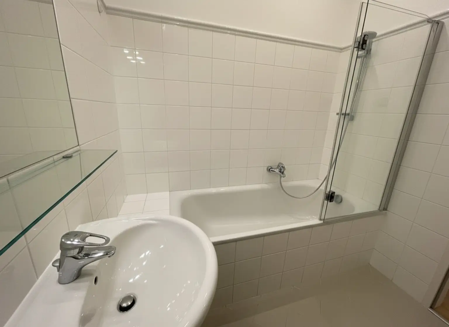 UNBEFRISTET: Klimatisierte 4-Zimmer Wohnung mit Terrasse