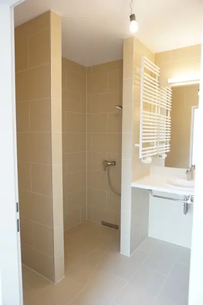 UNO - U1 Am Kaisermühlendamm  - Neubau mit großem Balkon und Garage - Mietbeginn ab 15. November 2025 | New 1BR apartment with Garage - start of lease 15/11/2025