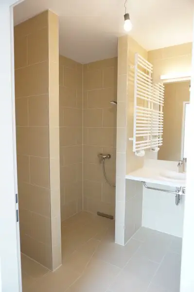 UNO - U1 Am Kaisermühlendamm  - Neubau mit großem Balkon und Garage - Mietbeginn ab 15. November 2025 | New 1BR apartment with Garage - start of lease 15/11/2025