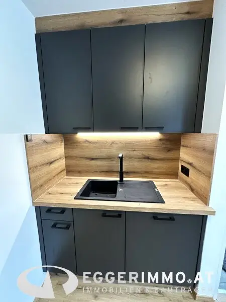 5710 Kaprun: Newly renovated 3-room apartment in a quiet location in Kaprun, near the center, available for rent from November 2025. Parking space available!