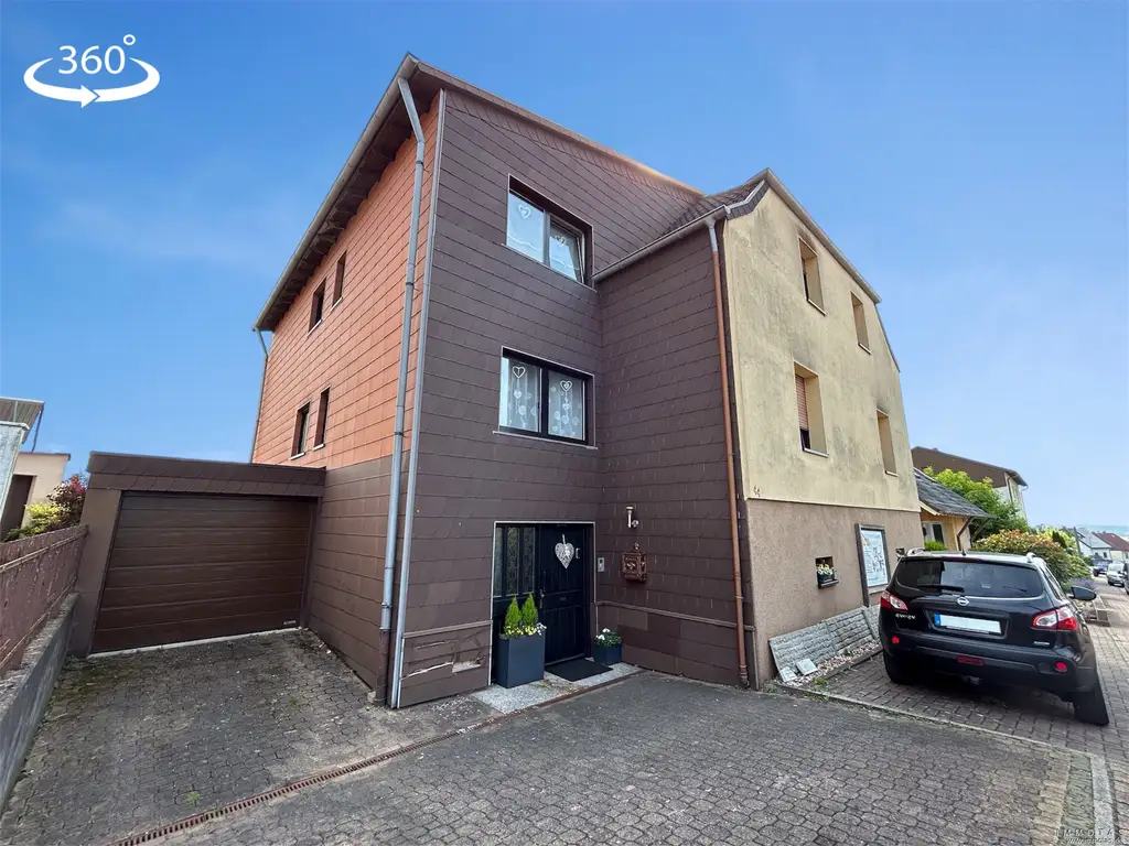 Zweifamilienhaus mit großem Garten und Garage