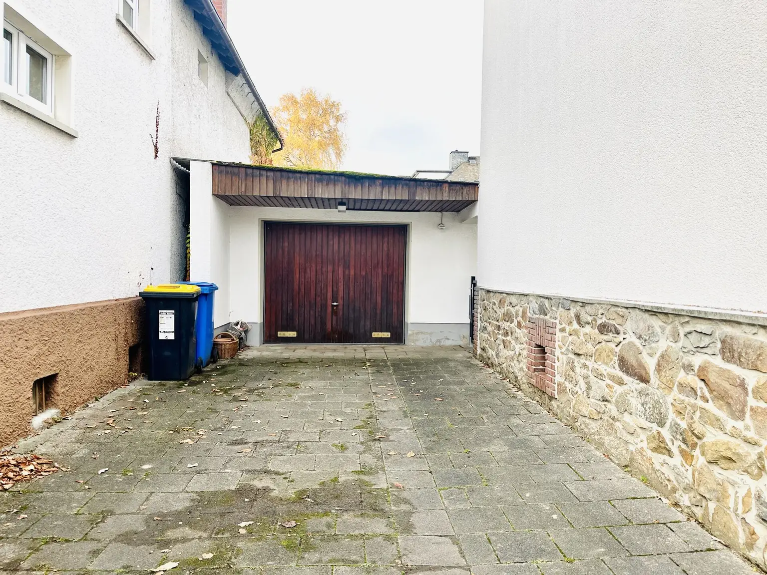 Einfahrt und Garage