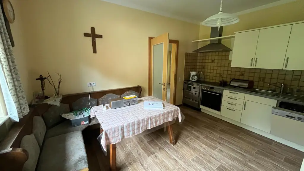 Haus in ruhiger Lage mit Erweiterungsmöglichkeit und großem Nebengebäude!