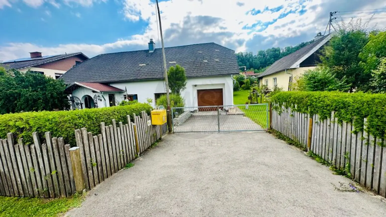 Zwei schöne Bungalows mit großem Garten