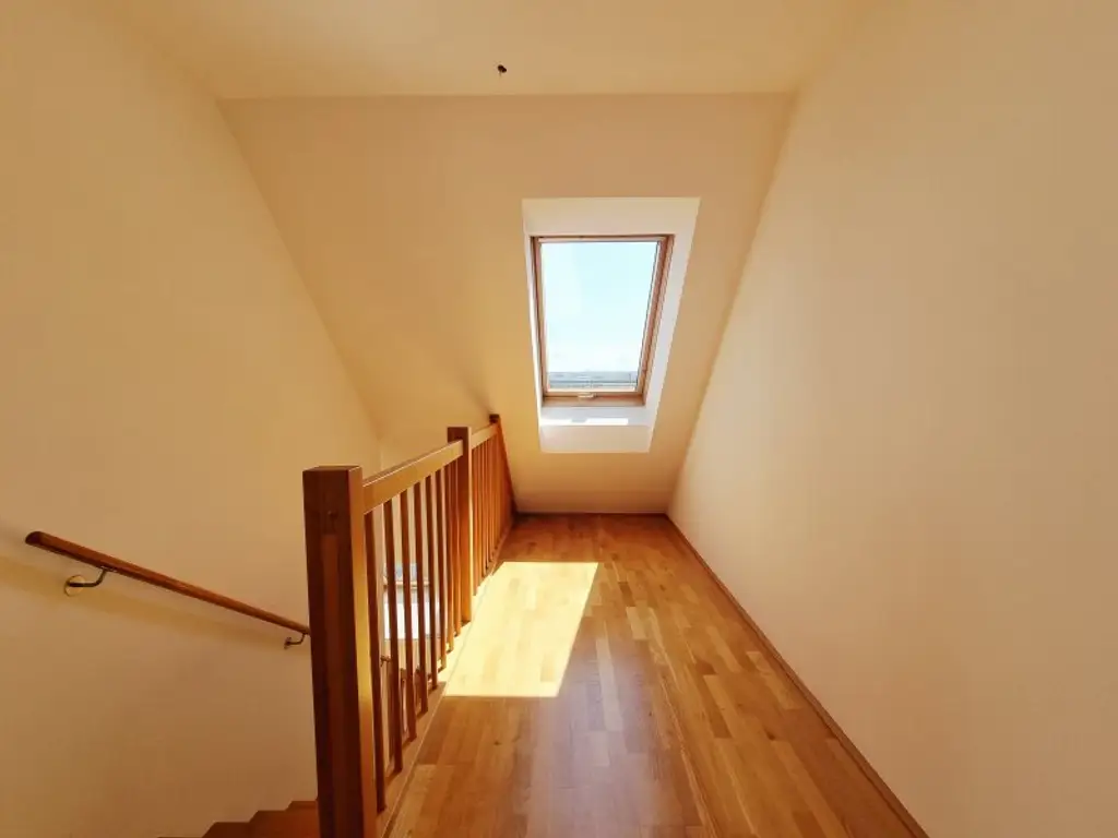 Lichtdurchflutete Maisonette mit Dachterrasse & Klimaanlage – wohnen zwischen Landhausviertel & Promenade