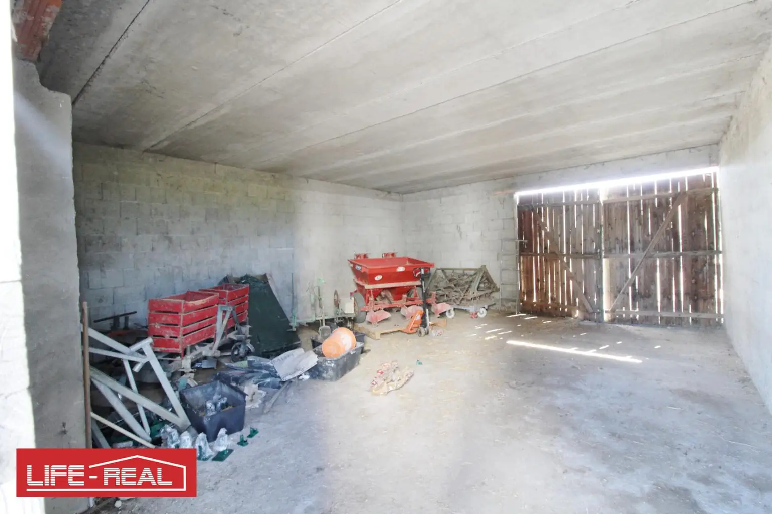 Außenlagerfläche mit Garage im Ennshafen!