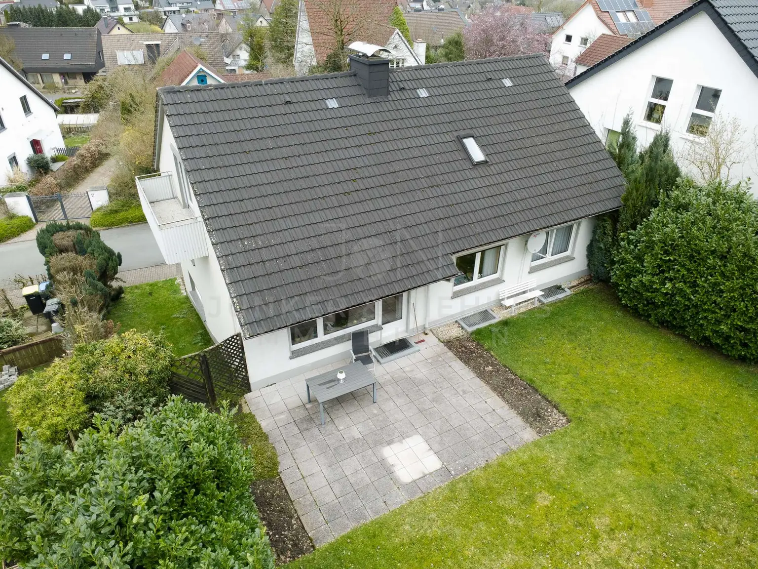 Hausansicht mit Garten und Terrasse