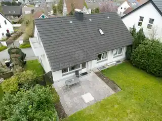 Hausansicht mit Garten und Terrasse