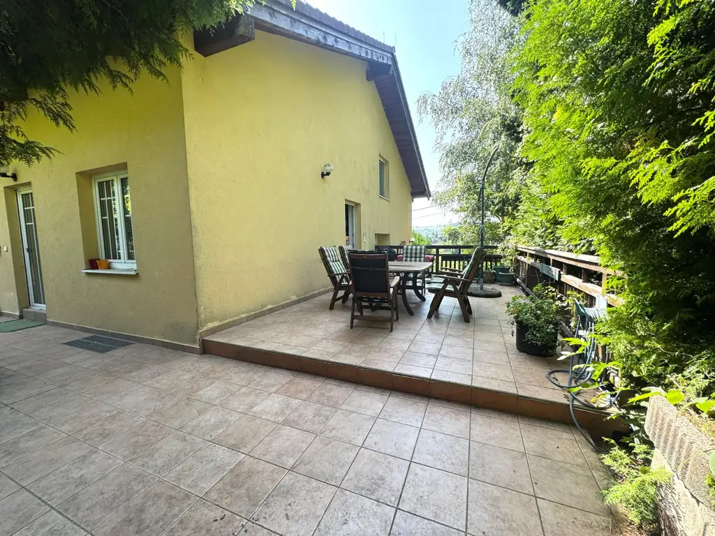 Großzügiges Einfamilienhaus mit Pool, Wintergarten und Doppelgarage mitten im Grünen!