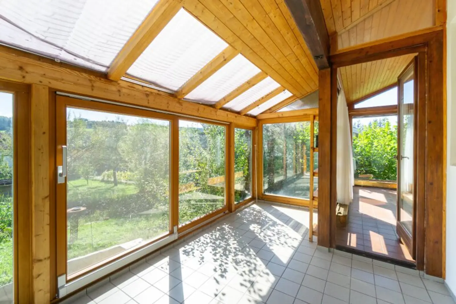 Sonnig wohnen, naturverbunden leben: Traumgarten, Schwimmteich, PV-Anlage