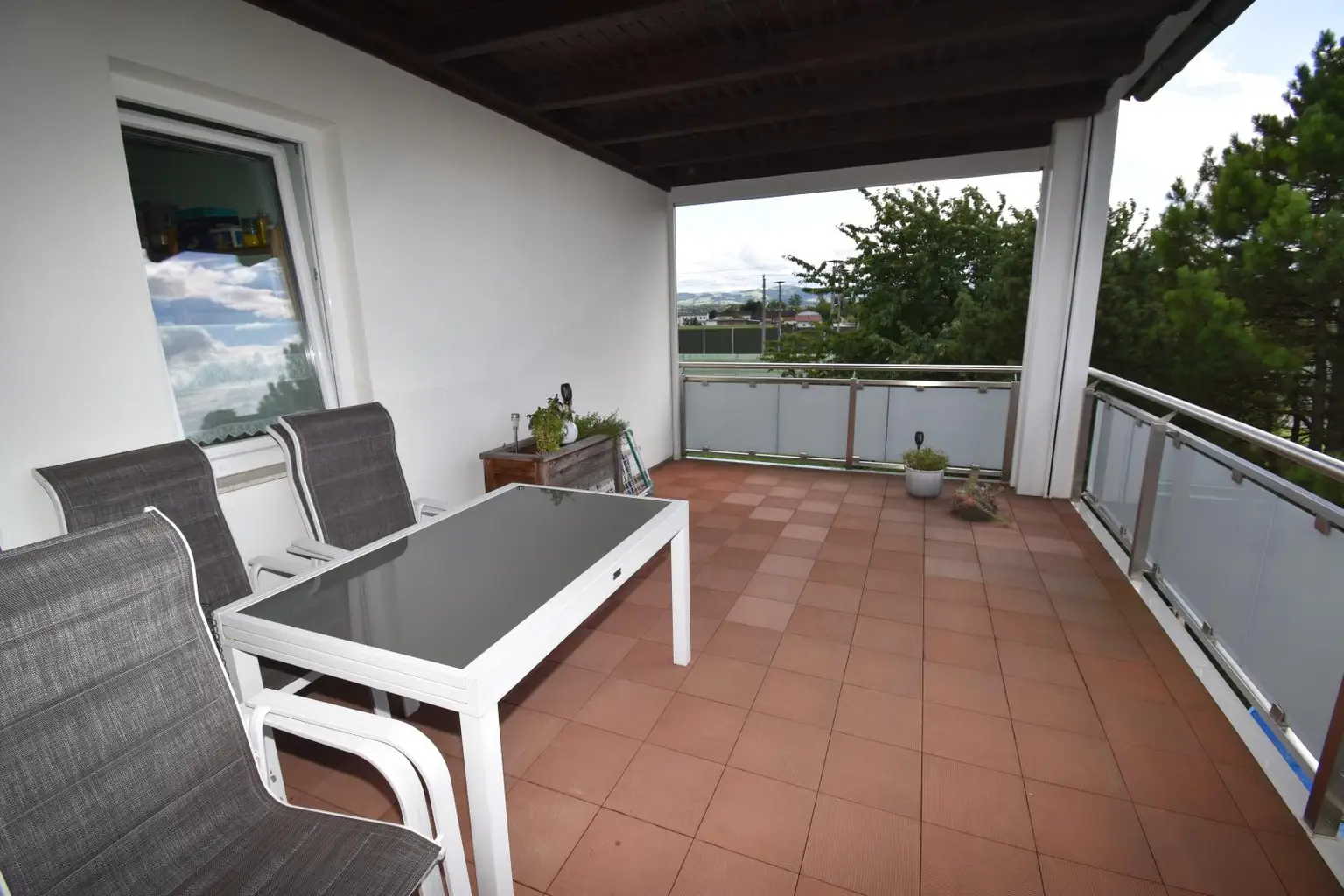 Zweifamilienhaus in ländlicher Alleinlage mit landw. Grundfläche