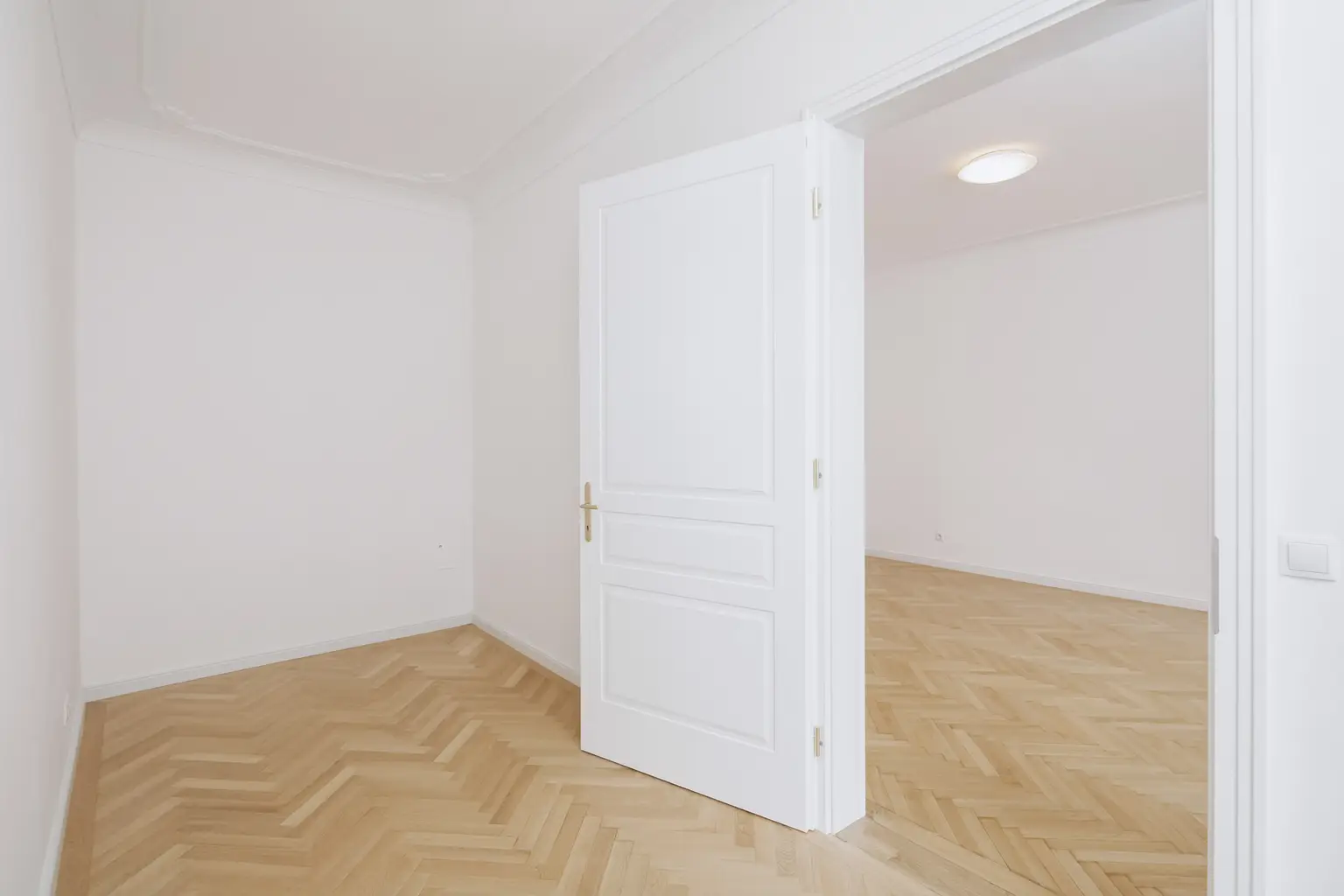 Wunderschöne Stil-Altbau Wohnung 106m² 3.Liftstock  in Toplage 1070 Wien !