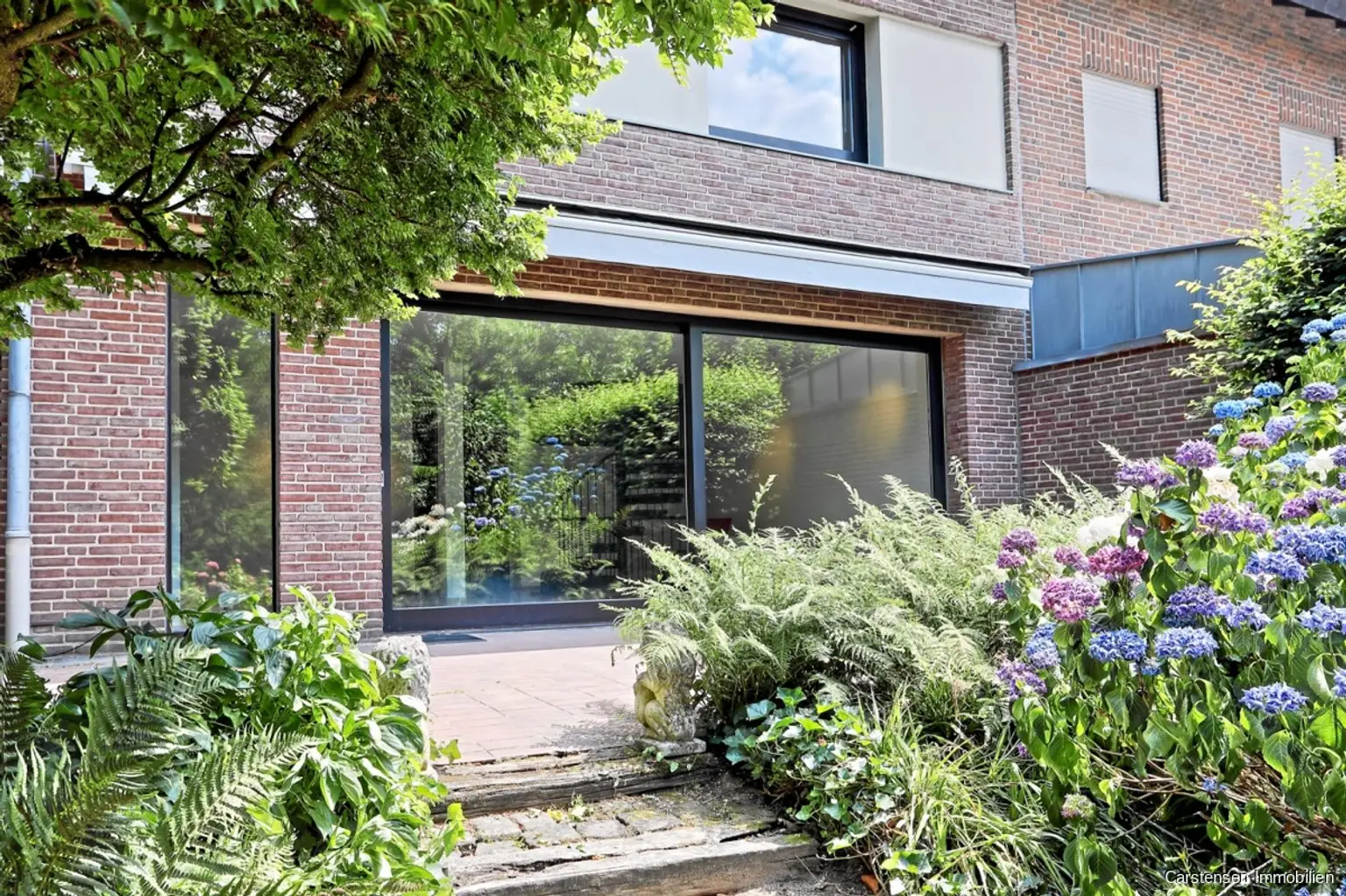 Terrasse vom Garten aus
