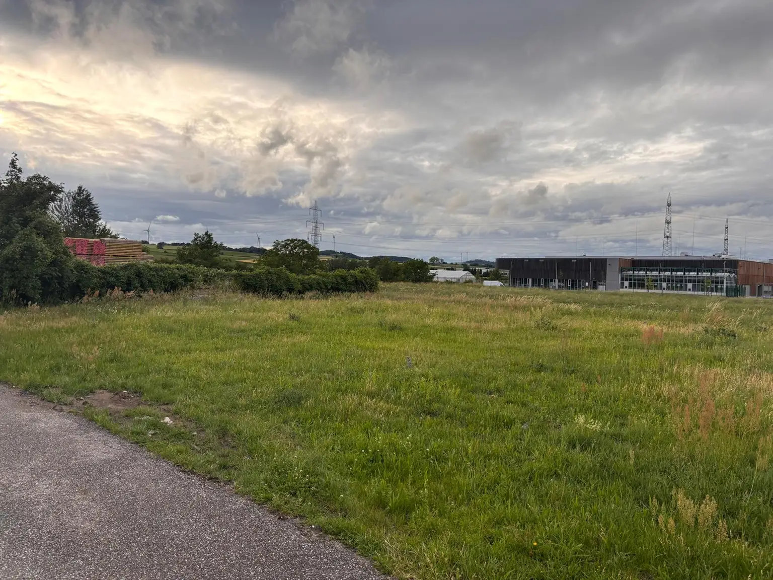 Grünfläche nahe der Autobahn - Möglichkeit für Lagerhalle, Lagerplatz, Werkstadt, etc. - dirket an der Autobahn