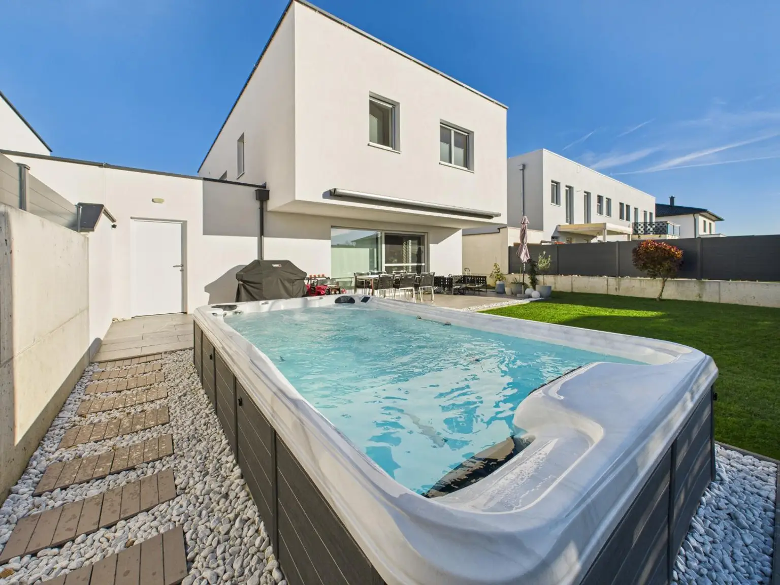 Exklusives Neubauhaus in Marchtrenk – stilvolles Wohnen mit modernster Technik & traumhaftem Garten samt Wellnessbereich