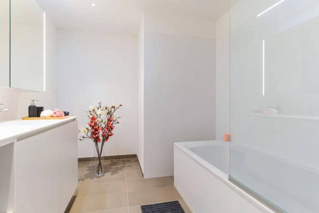 TABA Tower - Serviciertes Apartment mit grandiosem Fernblick direkt an der U1 Oberlaa - begehbarer Kleiderschrank, inkl. Heizung, Kühlung, Strom, Internet und Fitnessraum!