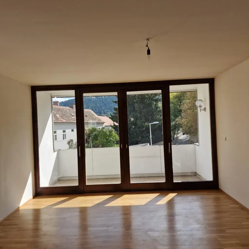 Sonnige, zentrale 2-Zimmer-Wohnung mit Loggia!