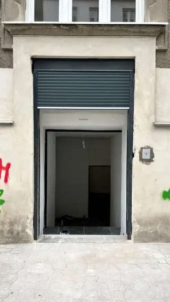 Frisch renovierte Lager- oder Gewerbefläche nahe Kardinal-Nagl-Platz