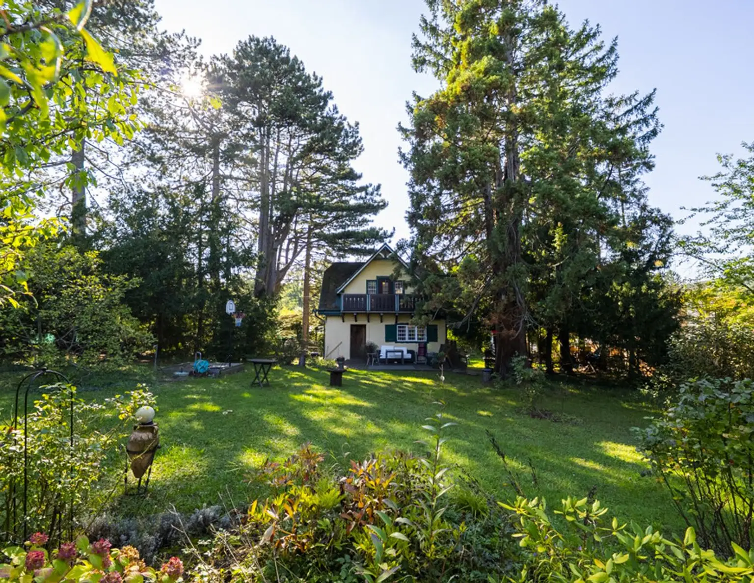 Exklusives Baugrundstück mit Knusperhäuschen in absoluter Ruhelage