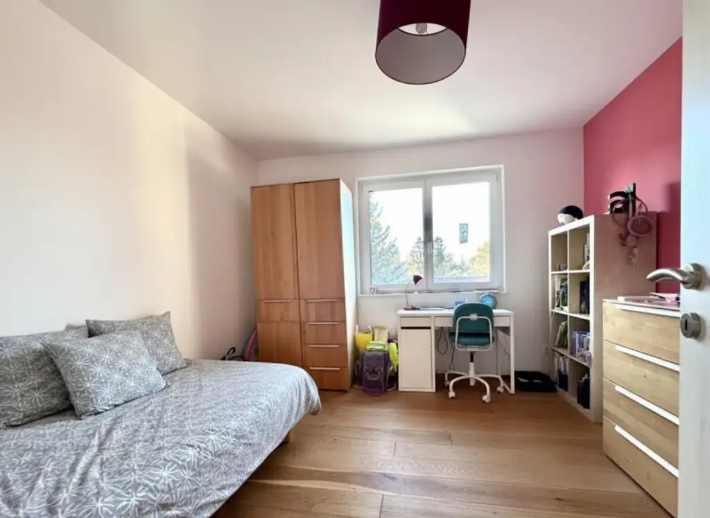 Modernes Familienhaus (2019) mit 6 Zimmern, Wohnkeller, Dachterrasse, Garten und 2 Stellplätzen