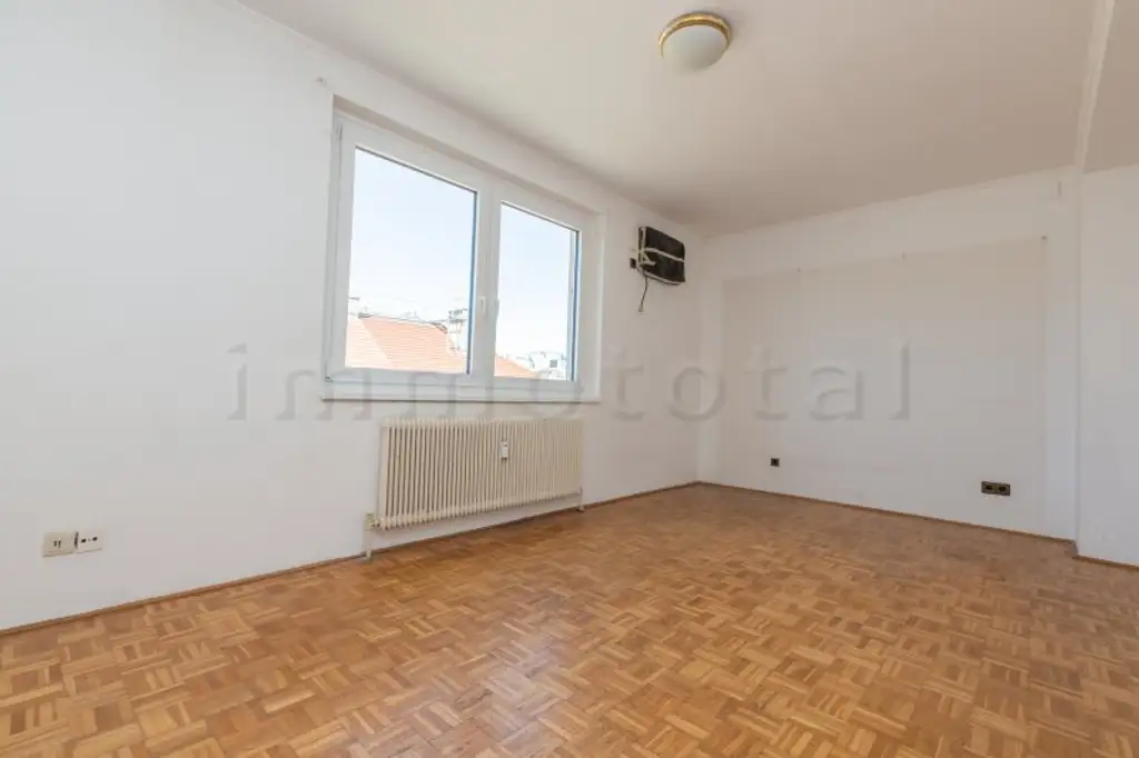 Rainergasse: Sonnige Dachgeschosswohnung mit 12 m2 Südterrasse und optionalen KFZ-Stellplätzen