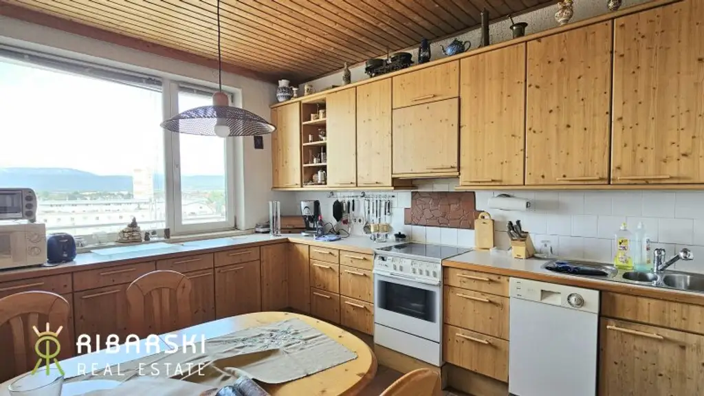 Fast wie ein Penthouse der 70er Jahre - großzügige Wohnung mit 4 Zimmern und drei Loggien - Garage inklusive