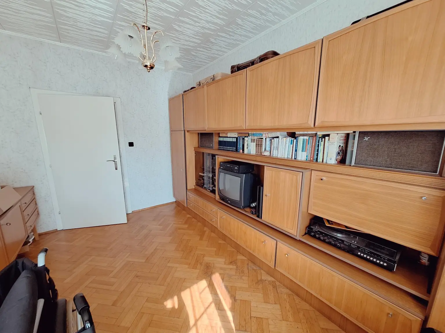 EINFAMILIENHAUS MIT GROSSEM GRUND