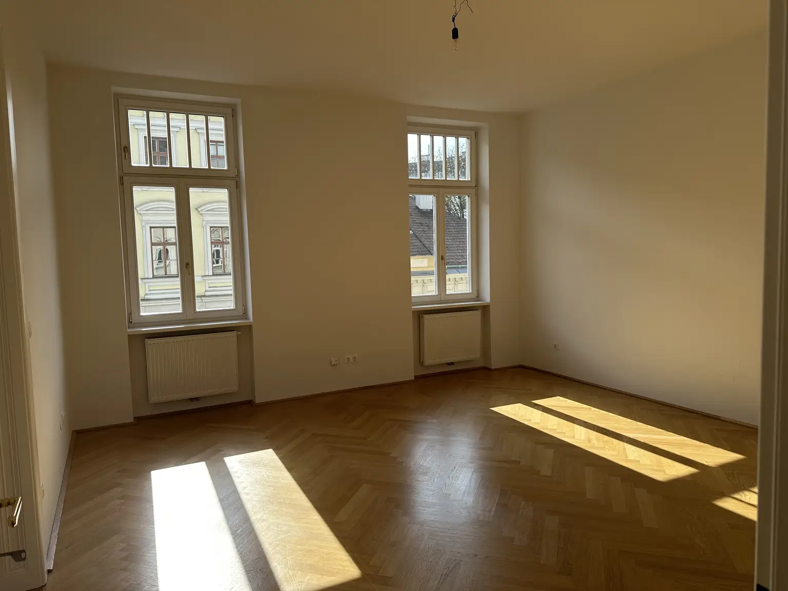 Altbaucharme inmitten Dögling - geräumige zwei Zimmer Wohnung