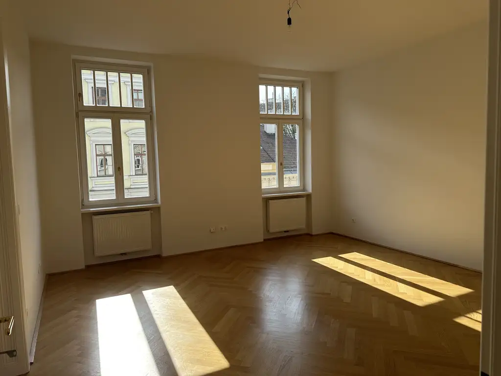 Altbaucharme inmitten Dögling - geräumige zwei Zimmer Wohnung