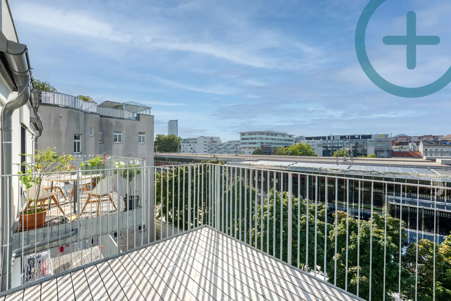 SONNNENSCHEINHIT MIT 2 TERRASSEN