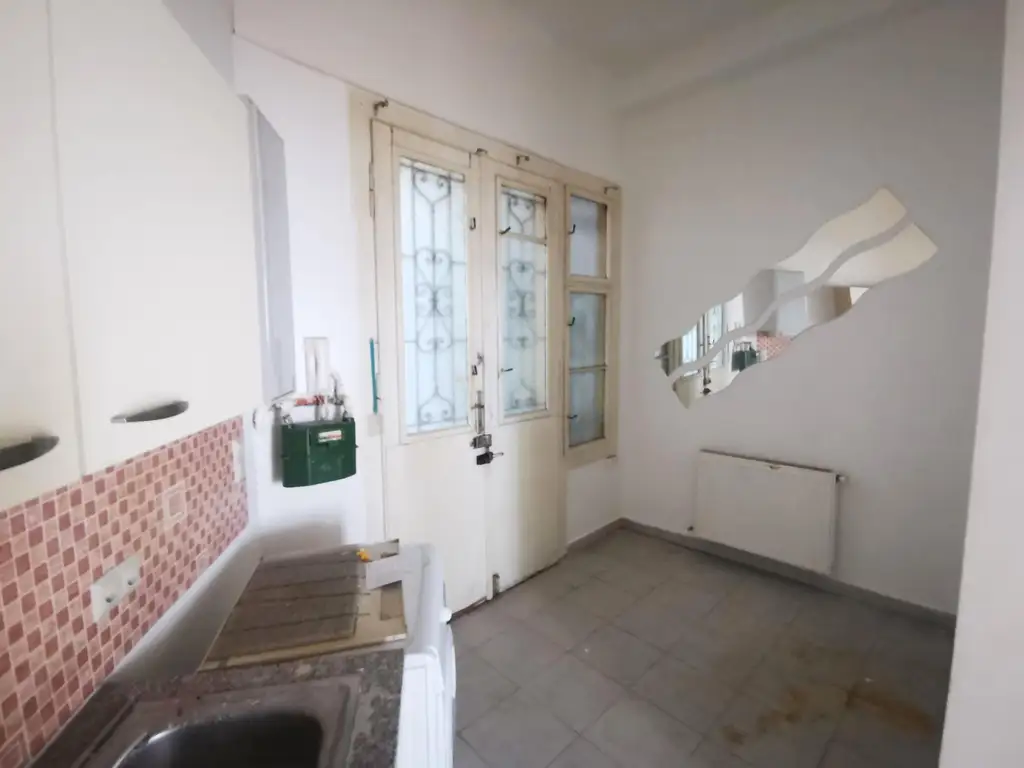 1 Zimmer Wohnungen, 2 Stück im gleichen Haus und Stock, zum sanieren.
