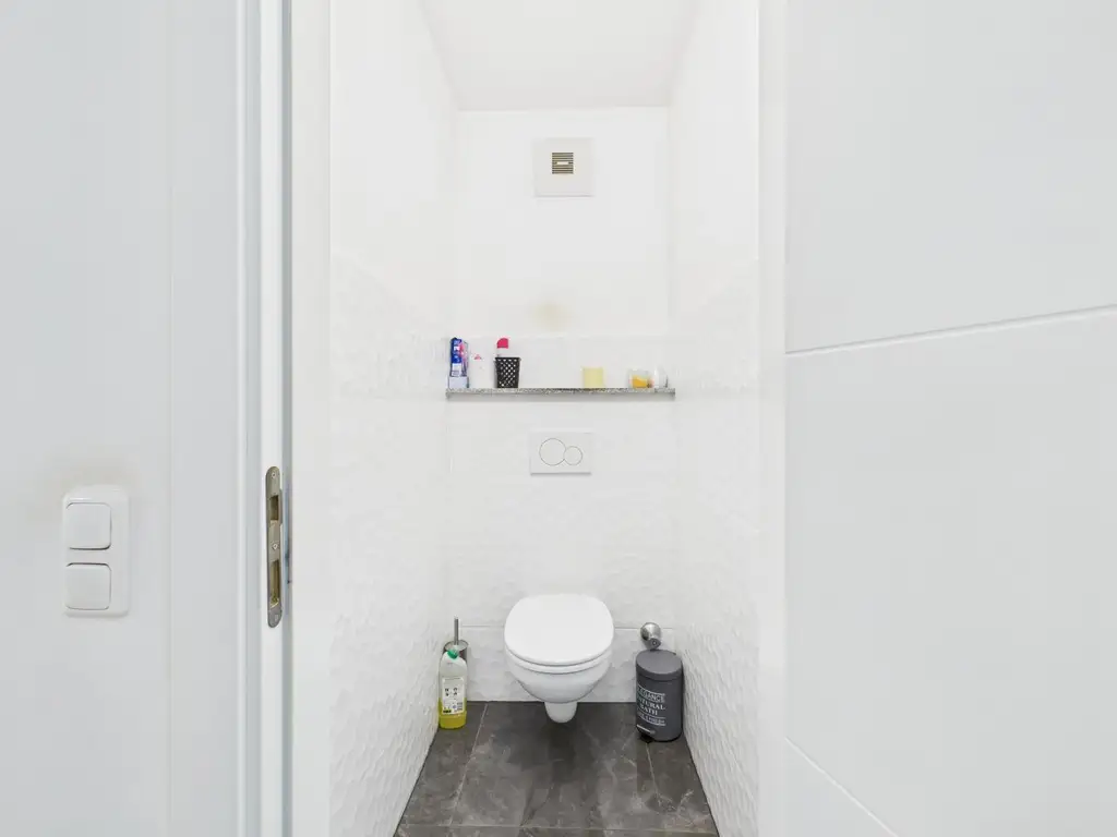 Großzügige 3-Zimmer-Wohnung mit Loggia in begehrter Welser Wohnlage – neuwertig, hell & sofort beziehbar