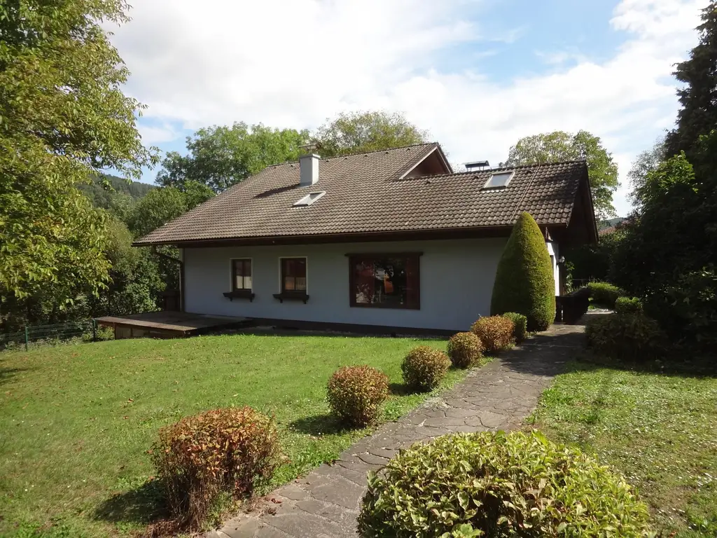 GROSSES LANDHAUS MIT SCHÖNEM GARTEN!