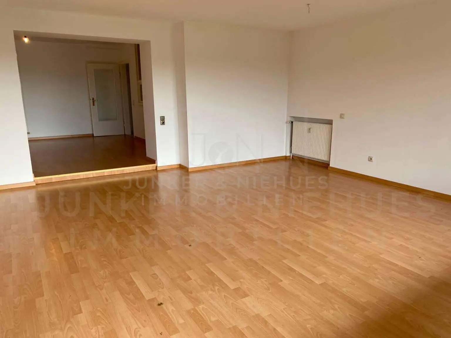 Wohnzimmer mit Blick in das Esszimmer