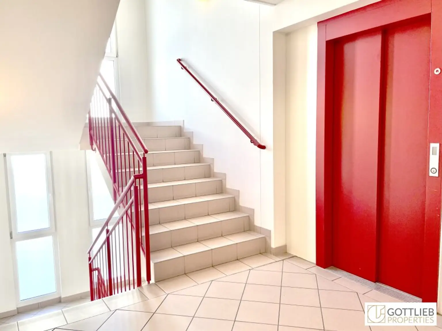 Grünruhelage nahe Arenbergpark! Teilmöblierte 2-Zimmer-Wohnung mit Loggia in Stockwerkslage
